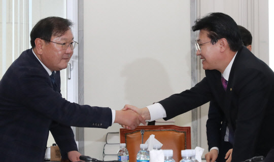 악수하는 김태년과 정용기  산업안전보건법 개정안 쟁점 사항을 논의하기 위한  3당 정책위의장과 환경노동위원회 간사 6인 협의체가 27일 오후 국회 환노위 소회의실에서 열렸다. 더불어민주당 김태년 정책위의장(왼쪽)과 자유한국당 정용기 정책위의장이 악수하고 있다.